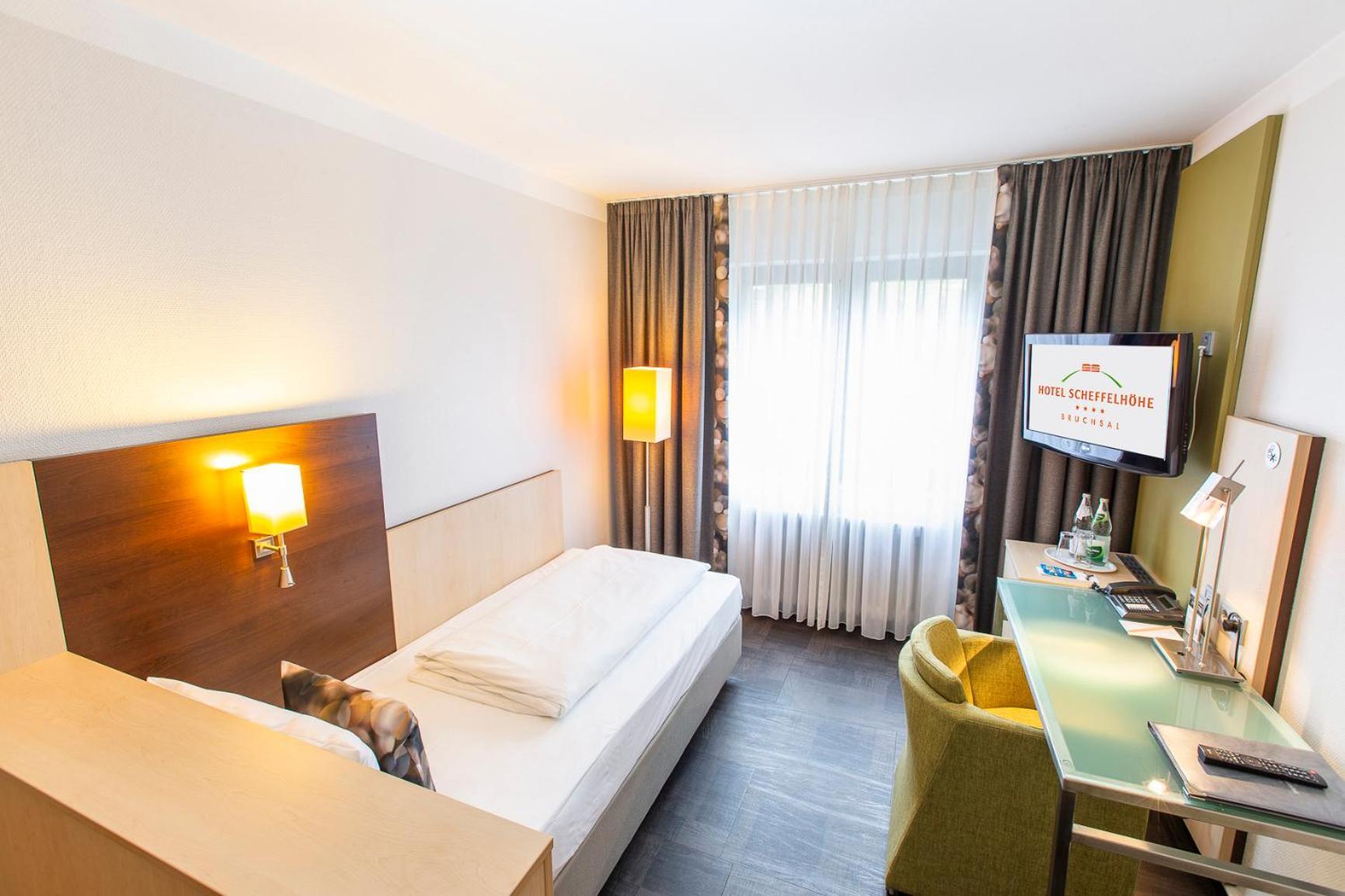 Hotel Scheffelhoehe Брухзаль Экстерьер фото